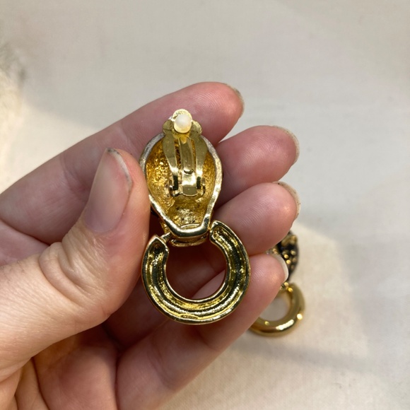 Kenneth J Lane GOLD BLACK ENAMEL CLIP EARRINGS | Panthère Classic 1980's Panther - Picture 7 of 13